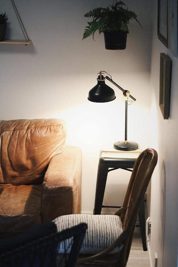 Hugo & Carters Backpackers & Motel Tauranga Dış mekan fotoğraf A table lamp
