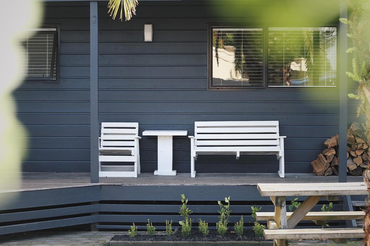 Hugo & Carters Backpackers & Motel Tauranga Dış mekan fotoğraf A modern bench