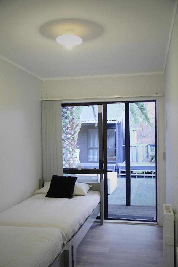 Hugo & Carters Backpackers & Motel Tauranga Dış mekan fotoğraf A sliding door