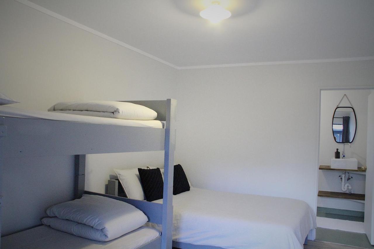 Hugo & Carters Backpackers & Motel Tauranga Dış mekan fotoğraf A room at the hotel