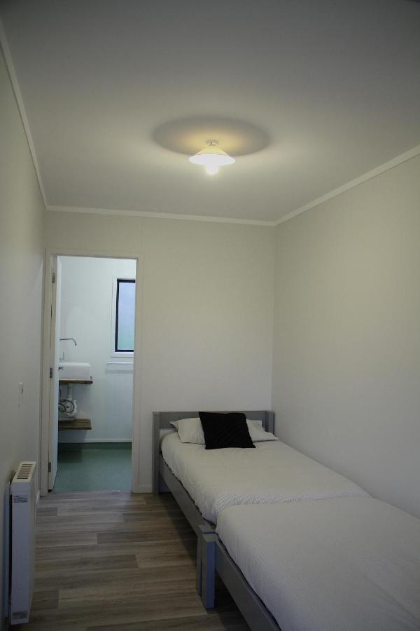Hugo & Carters Backpackers & Motel Tauranga Dış mekan fotoğraf A room at the motel