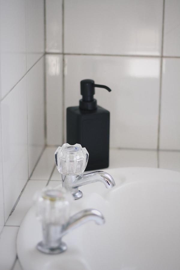 Hugo & Carters Backpackers & Motel Tauranga Dış mekan fotoğraf A soap dispenser