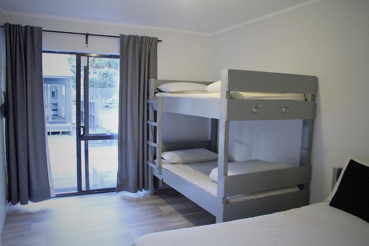 Hugo & Carters Backpackers & Motel Tauranga Dış mekan fotoğraf A bunk bed in a hotel room