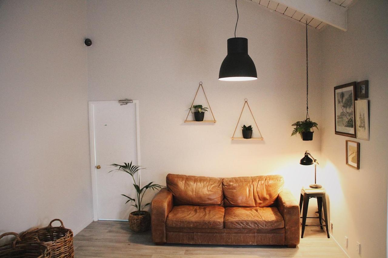 Hugo & Carters Backpackers & Motel Tauranga Dış mekan fotoğraf A living room with a leather sofa