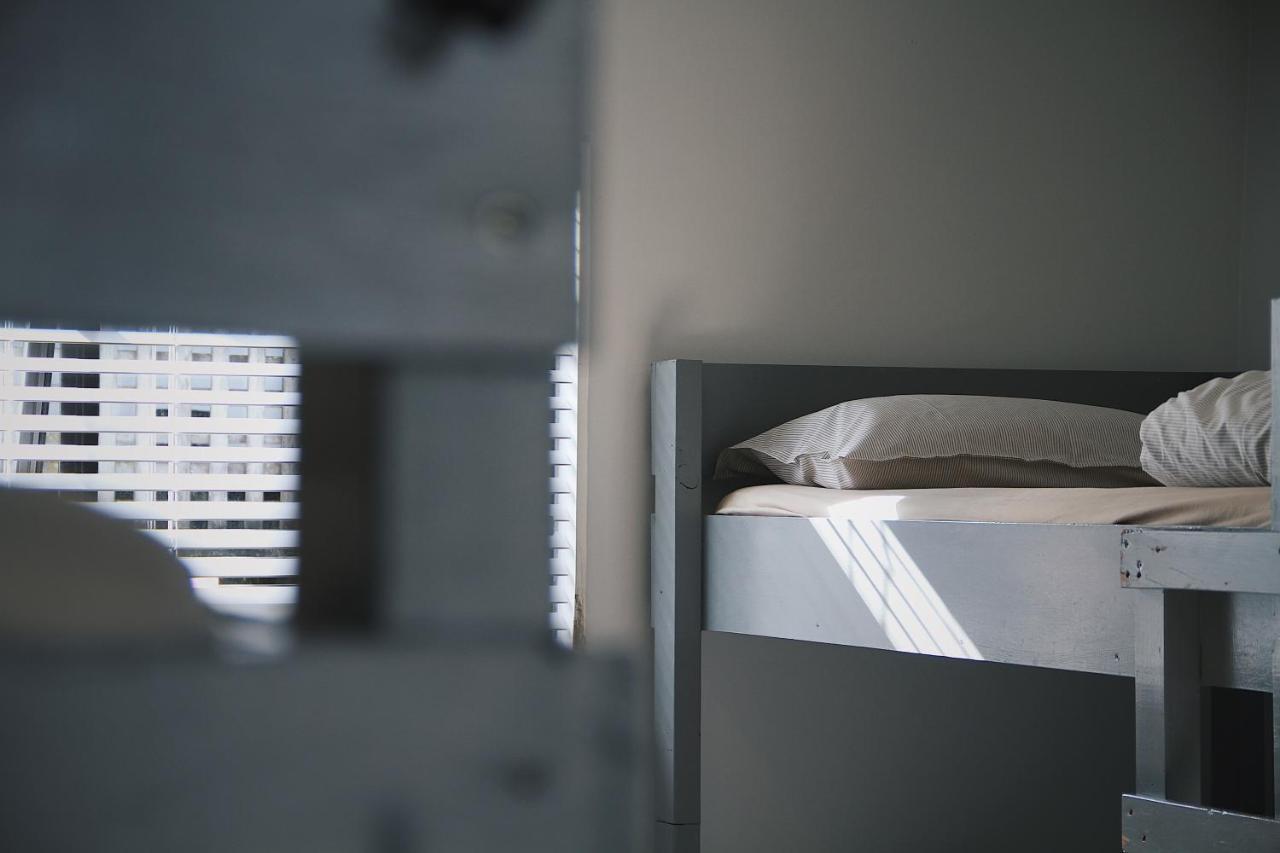 Hugo & Carters Backpackers & Motel Tauranga Dış mekan fotoğraf A cell at the Guantánamo Bay detention camp