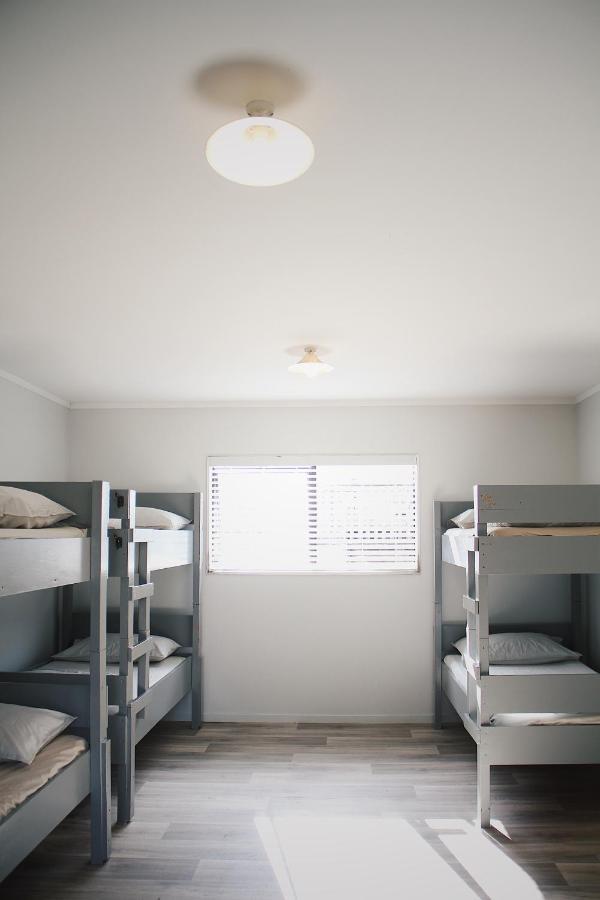 Hugo & Carters Backpackers & Motel Tauranga Dış mekan fotoğraf A room at the San Diego Rescue Mission