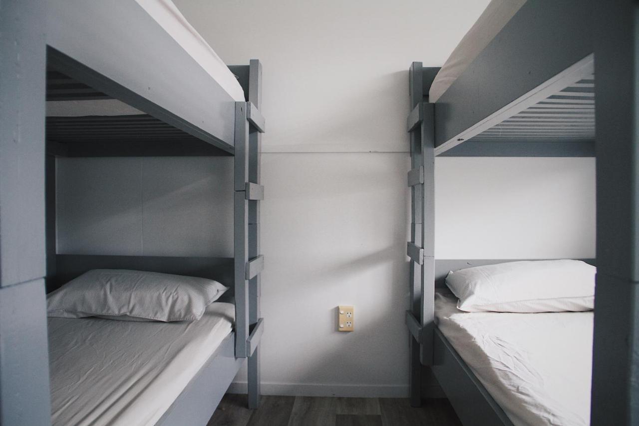 Hugo & Carters Backpackers & Motel Tauranga Dış mekan fotoğraf A bunk bed