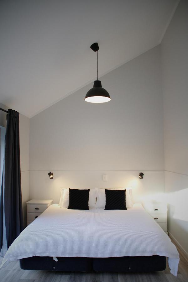 Hugo & Carters Backpackers & Motel Tauranga Dış mekan fotoğraf A pendant light