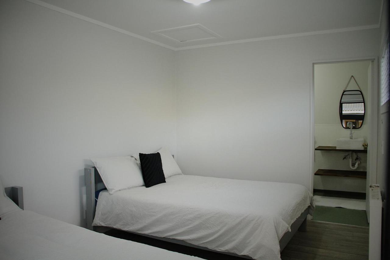 Hugo & Carters Backpackers & Motel Tauranga Dış mekan fotoğraf A bedroom